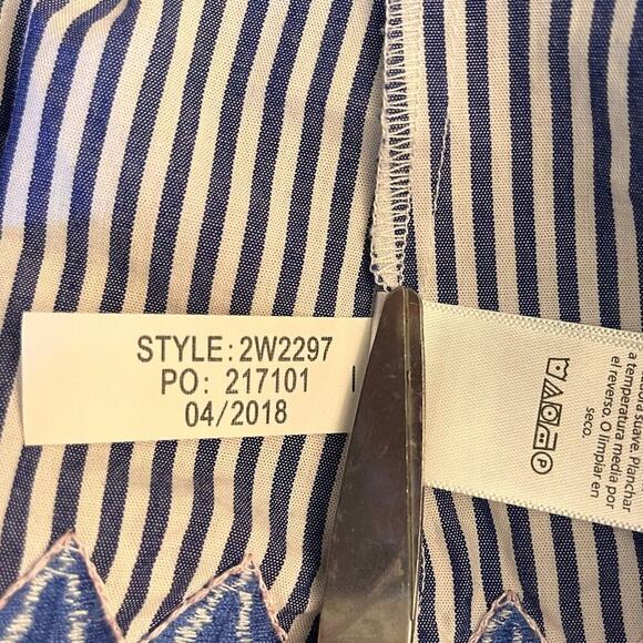 Vineyard‎ Vines Geo Prep Embroidered Open Neck Top Medium - Picture 8 of 10